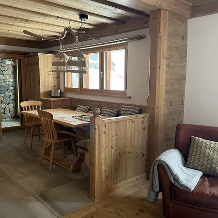 Charming Mountain Flat With Sauna アパート *