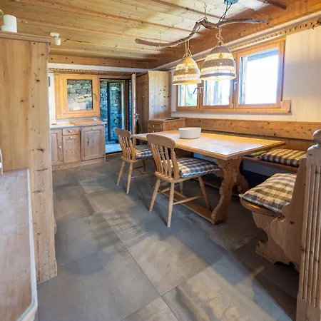 Charming Mountain Flat With Sauna アパート