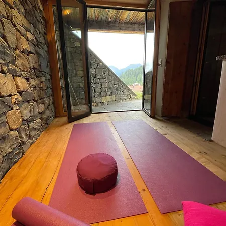 Charming Mountain Flat With Sauna アパート